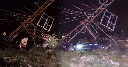 ELEKTRİK DİREĞİNE ÇARPTI, MAHALLEYİ ELEKTRİKSİZ BIRAKTI