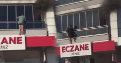 İZMİR’DE YANGIN: DAKİKALARCA BALKONDA MAHSUR KALDI  