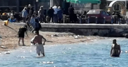 İZMİR’DE SICAK HAVAYI FIRSAT BİLENLER DENİZE GİRDİ  