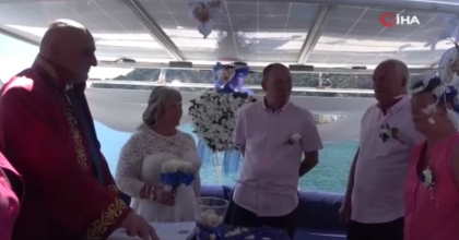 İNGİLİZ ÇİFT 24 YIL SONRA EVLENDİ