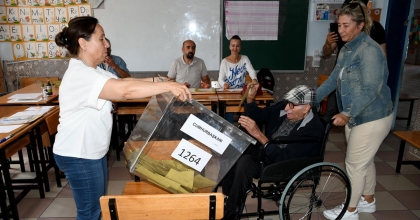 95 YAŞINDAKİ SABRİ DEDE OY KULLANDI  