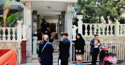 KİRACISININ KAPISINA KİMYASAL SIVI DÖKTÜ, 5 KİŞİ HASTANELİK OLDU