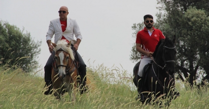 ATLARINA BİNİP OY KULLANMAYA GİTTİLER 