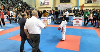 MEMUR-SEN, BAŞÖRTÜLÜ SPORCU YAREN'E DESTEK VERDİ