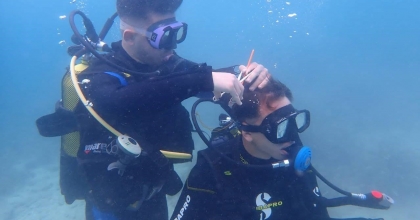 DENİZ ALTINDA SAÇ TIRAŞI