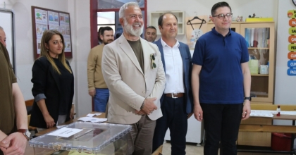 SİYASETE YENİDEN DÖNDÜ