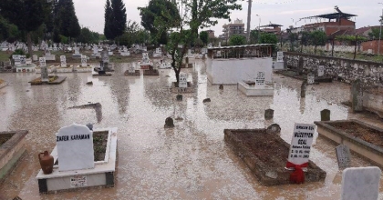 MEZARLIK SULAR ALTINDA KALDI