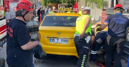 KALDIRIMDA YÜRÜRKEN TAKSİNİN ALTINDA KALDI