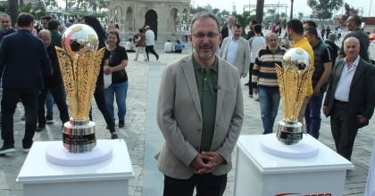 BAKAN KASAPOĞLU, ŞAMPİYONLUK KUPALARININ SERGİSİNE KATILDI  