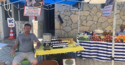 BASUR OLAN TURİSTLER İÇİN TEZGAH AÇIYOR