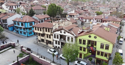 BU SOKAKLARI GEZEN GEÇMİŞE GİDİYOR