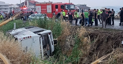 CEZAEVİ NAKİL ARACI ŞARAMPOLE DEVRİLDİ: 10 YARALI 