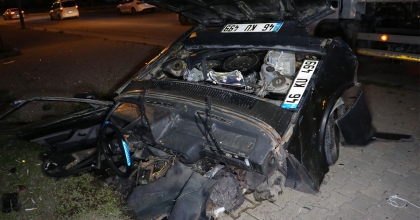 DİREĞE ÇARPAN OTOMOBİL İKİYE BÖLÜNDÜ, SÜRÜCÜSÜ HAYATINI KAYBETTİ  