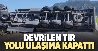 DEVRİLEN TIR YOLU ULAŞIMA KAPATTI