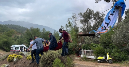 FIRTINADA KİLOMETRELERCE SAVRULDULAR