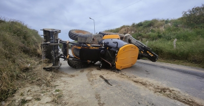 FRENİ BOŞALAN İŞ MAKİNESİ FACİAYA YOL AÇIYORDU  
