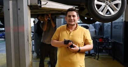 GENÇ ÖĞRETMEN OTOMOBİLİNE SIKIŞAN YAVRU KEDİYİ SAHİPLENDİ  