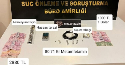 İZMİR'DE 2 UYUŞTURUCU SATICISI POLİSTEN KAÇAMADI  