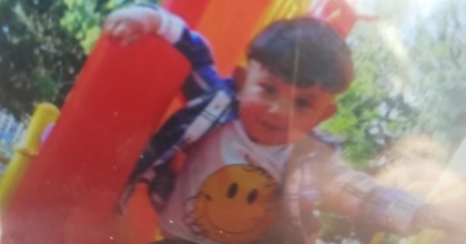 İZMİR'DE 2 YAŞINDAKİ ÇOCUĞUN CAN VERDİĞİ KAZADA SÜRÜCÜ SERBEST  