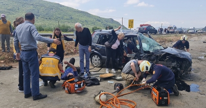 İZMİR'DE İKİ OTOMOBİL KAFA KAFAYA ÇARPIŞTI: 6 YARALI