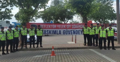 İZMİR'DE JANDARMA 300 REFLEKTİF YELEK DAĞITTI