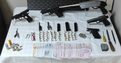 İZMİR'DE SİLAH İMALATI VE TİCARETİ YAPAN KİŞİ TUTUKLANDI