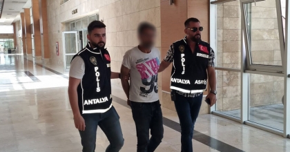 GÖREVLİ KIYAFETİYLE KABLO ÇALDI