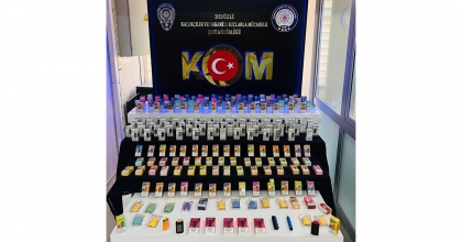 YÜZLERCE KAÇAK SİGARA ELE GEÇİRİLDİ