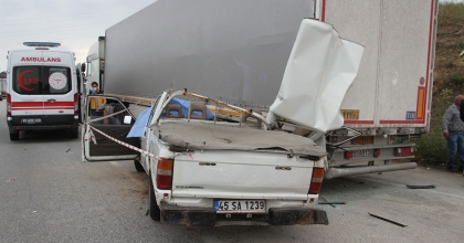 KAMYONET TIRA ARKADAN ÇARPTI: 1 ÖLÜ, 1 AĞIR YARALI  