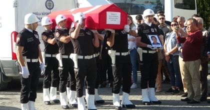 KAZADA HAYATINI KAYBEDEN POLİS MEMURU TOPRAĞA VERİLMEK ÜZERE SİVAS'A UĞURLANDI  