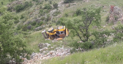 KONTROLDEN ÇIKAN İŞ MAKİNESİ UÇURUMA DEVRİLDİ  