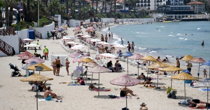 KUŞADASI’NDA OYUNU KULLANAN PLAJA VE SAHİLE KOŞTU  