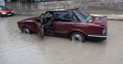 KÜTAHYA’DA EV VE İŞ YERLERİ SULAR ALTINDA KALDI