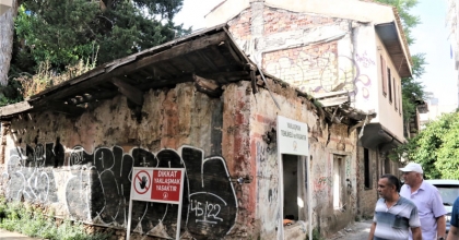 MADDE BAĞIMLILARI TARİHİ BİNAYI TALAN ETTİ