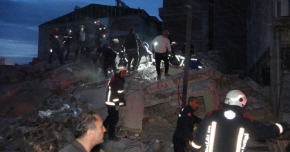 MALATYA’DA 3 KATLI AĞIR HASARLI BİNA ÇÖKTÜ: 1 KİŞİ ÖLDÜ