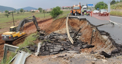 MUĞLA'DA KARAYOLU 50 METRE ÇÖKTÜ