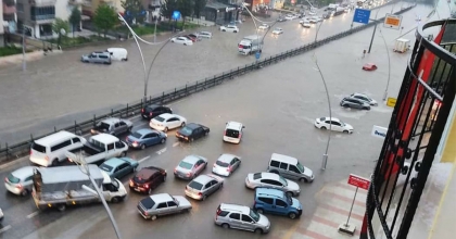 SAĞANAK YAĞIŞ UŞAK’I FELÇ ETTİ, ARAÇLAR YOLDA KALDI