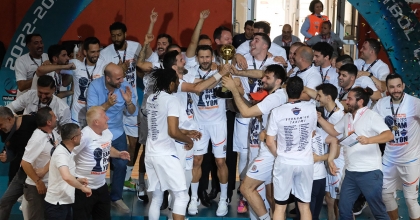 ŞAMPİYONLUK KUPASINI KALDIRDILAR  