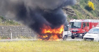 SEYİR HALİNDEKİ OTOMOBİL ALEV ALEV YANDI 