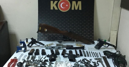 SİLAH SATICISI İZMİR’DE YAKALANDI