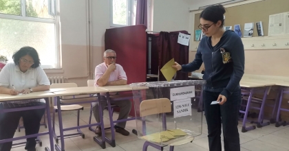 TARİHİ SEÇİMDE İZMİRLİLER SANDIK BAŞINA GİTMEYE BAŞLADI  