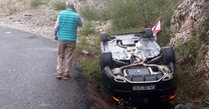 TERS DÖNEN ARAÇTAN YARA ALMADAN KURTULDU  