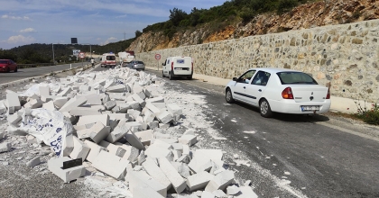 TIRIN DORSESİNDEKİ GAZ BETONLAR YOLA SAVRULDU, FACİA UCUZ ATLATILDI  