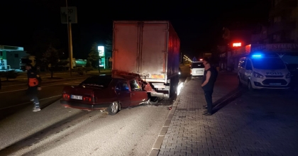 OTOMOBİLİYLE KAMYONA ÇARPAN SÜRÜCÜ AĞIR YARALANDI