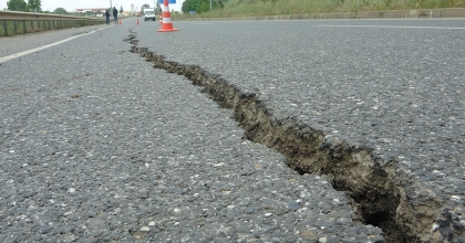 YAĞIŞ SONRASI YOL ÇÖKTÜ