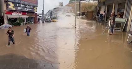 YAĞMUR İZMİR'İ VURDU, VATANDAŞLAR DİZİNE KADAR SULARDA YÜRÜDÜ