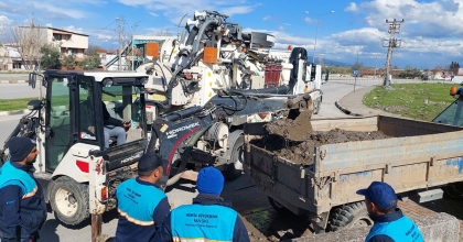 YAĞMUR SUYU IZGARALARINDAN KAMYONLARCA ÇÖP ÇIKARILDI