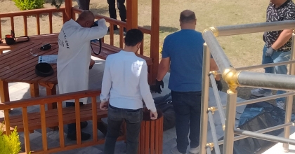 YAŞLI ADAM BAHÇEDEKİ KAMELYADA ÖLÜ OLARAK BULUNDU