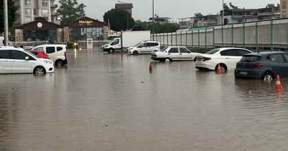 YOLLAR GÖLE DÖNDÜ, TRAFİK AKIŞI DURDU  