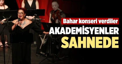 AKADEMİSYENLER SAHNEDE